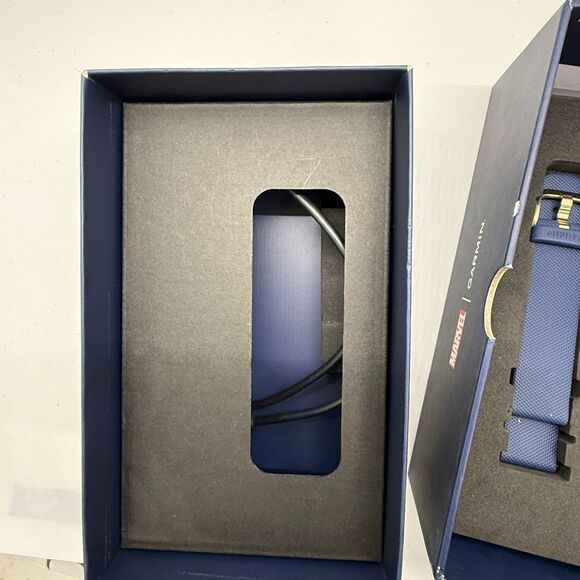 GARMIN MARVEL Special Edition Smartwatch Legacy Hero Series: Captain Marvel EUC - Picture 6 of 16